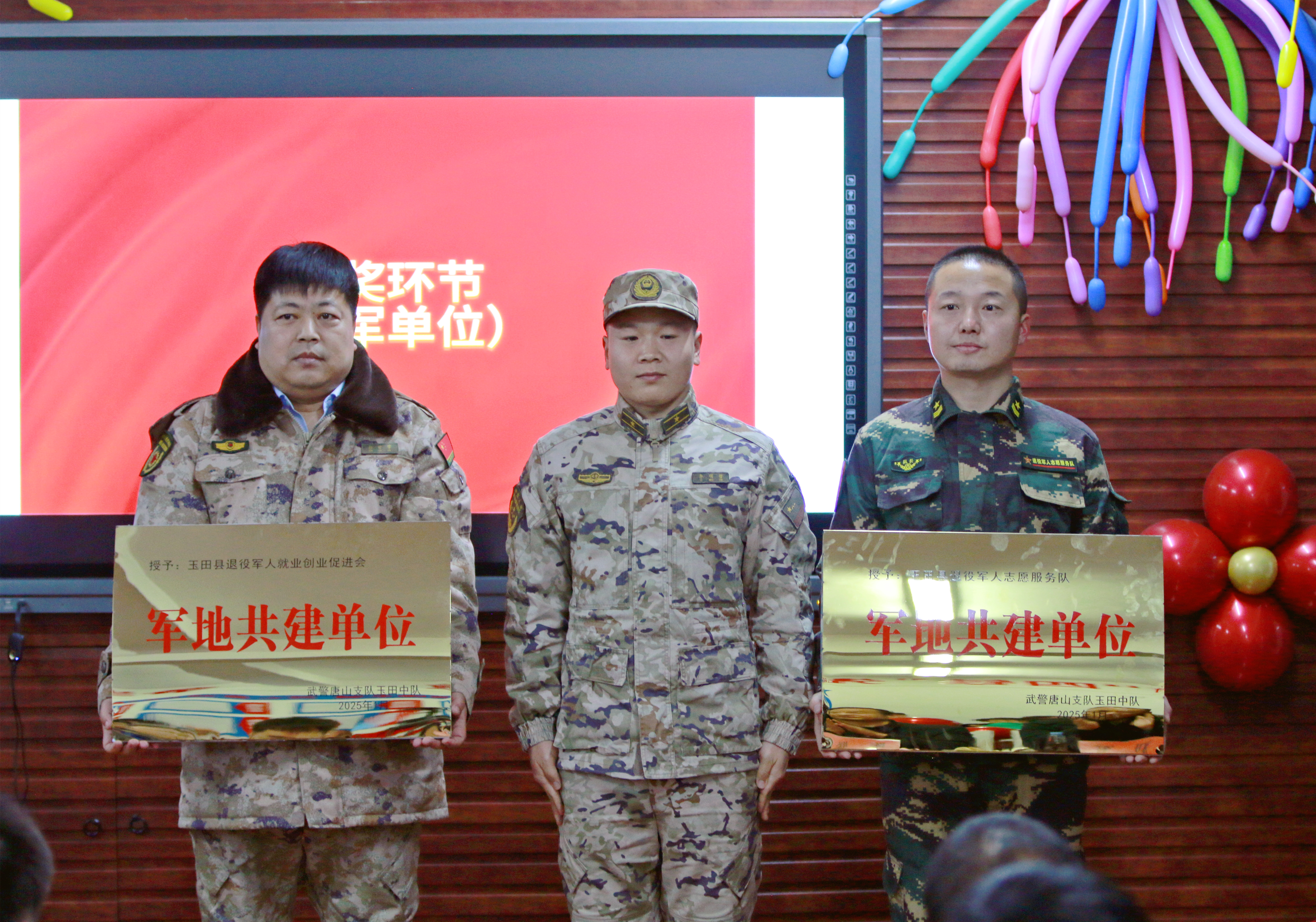 杨文浩（右一）协志愿服务队队员到军营开展军民共建活动.jpg