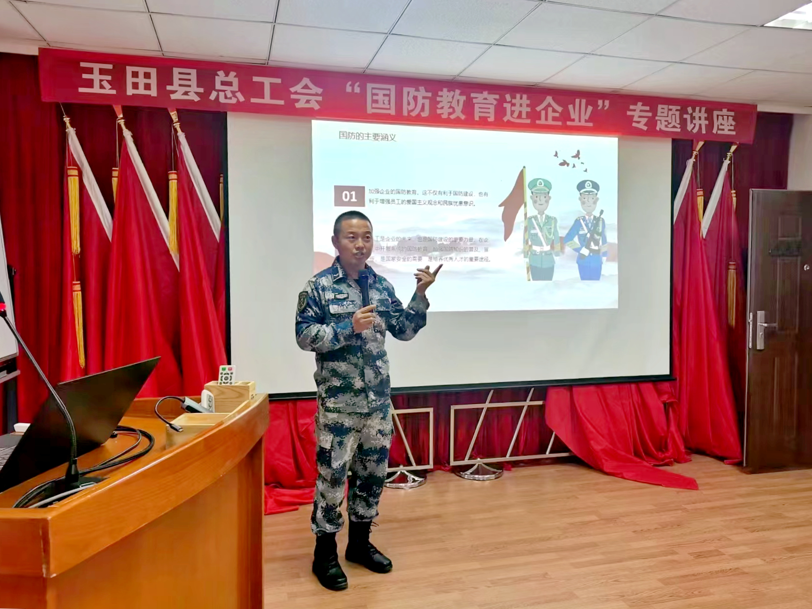 杨文浩在进行国防教育宣讲.jpg